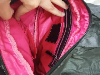 Bolso bandolera Tous negro y rosa