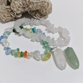 Conjunto de pulseras y colgantes de piedras