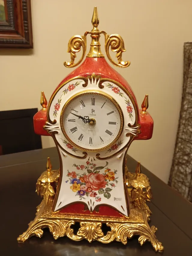 Reloj de sobremesa de porcelana