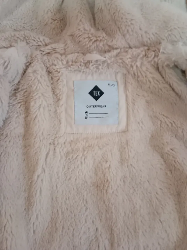 Chaqueta de invierno beige y blanca de niña