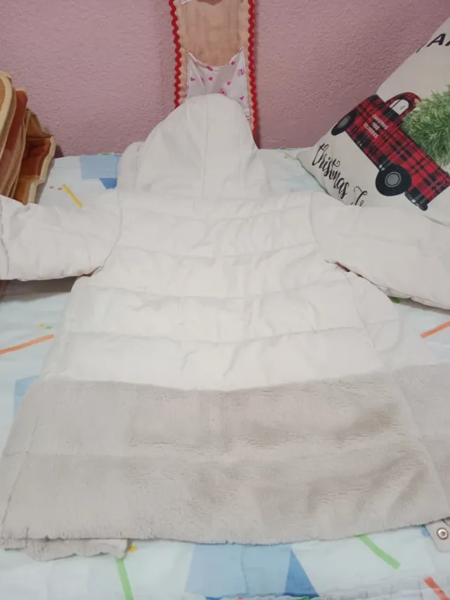 Chaqueta de invierno beige y blanca de niña