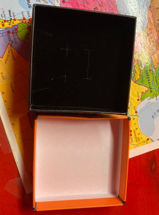 Scatola arancione per gioielli