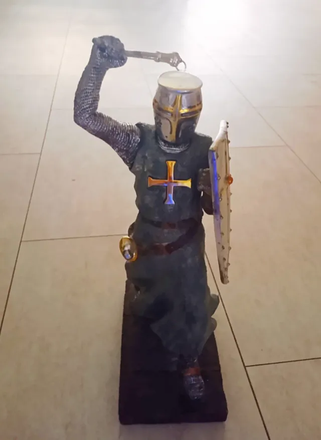 Statua di Guerriero Medievale Crociato