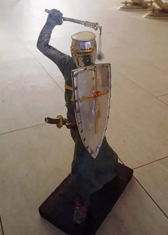 Statua di Guerriero Medievale Crociato