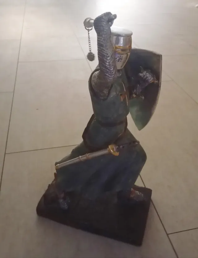 Statua di Guerriero Medievale Crociato