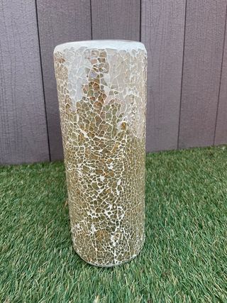 Jarrón de cristal dorado y blanco.