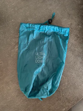 Parka plumas ultraligera con capucha