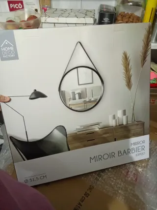 2 espejos negros colgantes.