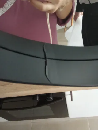 2 espejos negros colgantes.