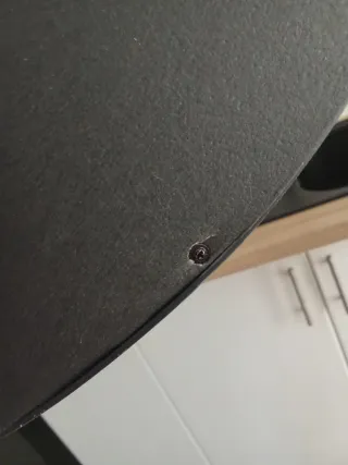 2 espejos negros colgantes.