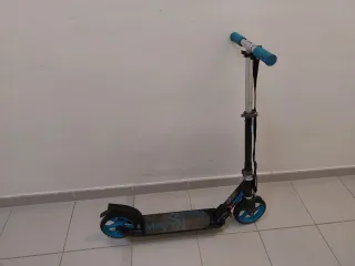 Patinete Oxelo Negro y Azul.