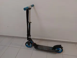 Patinete Oxelo Negro y Azul.
