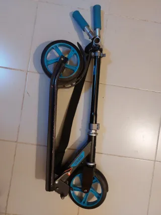 Patinete Oxelo Negro y Azul.