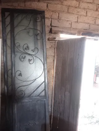 Puerta de forja con cristales son dos hojas