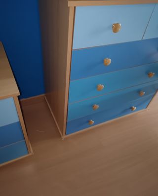 Se vende cómoda +mesilla de noche regalo lámpara..