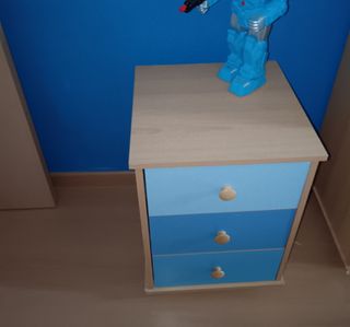 Se vende cómoda +mesilla de noche regalo lámpara..