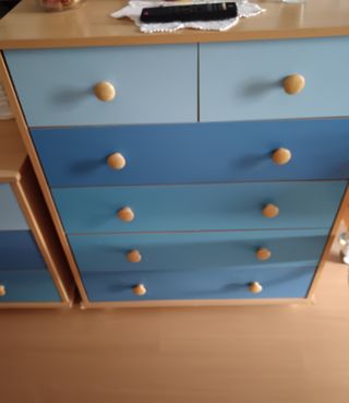 Se vende cómoda +mesilla de noche regalo lámpara..