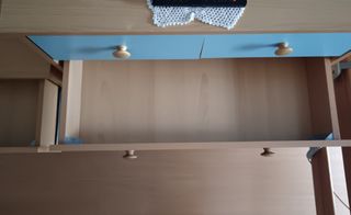 Se vende cómoda +mesilla de noche regalo lámpara..