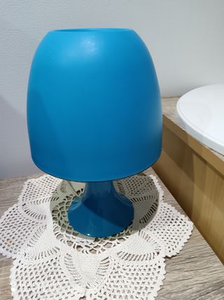 Se vende cómoda +mesilla de noche regalo lámpara..