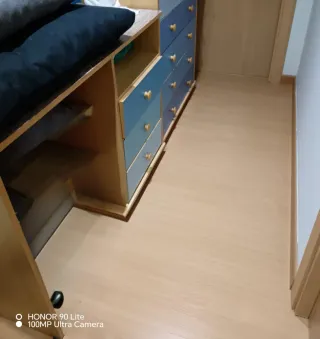 Se vende cómoda +mesilla de noche regalo lámpara..