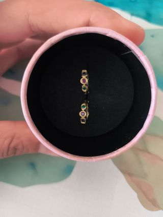 Aritos pequeños dorados con piedras