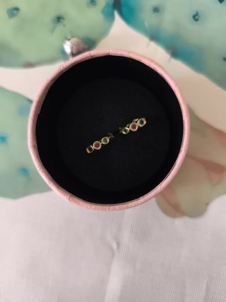 Aritos pequeños dorados con piedras