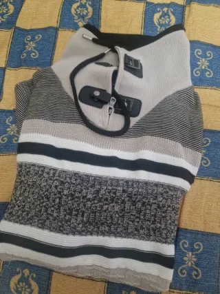 Jersey de cuello alto beige y gris