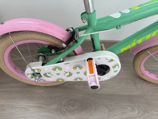 Bicicleta infantil verde y rosa