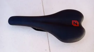 Sillín de bicicleta negro