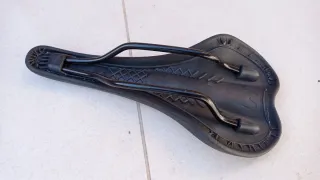 Sillín de bicicleta negro