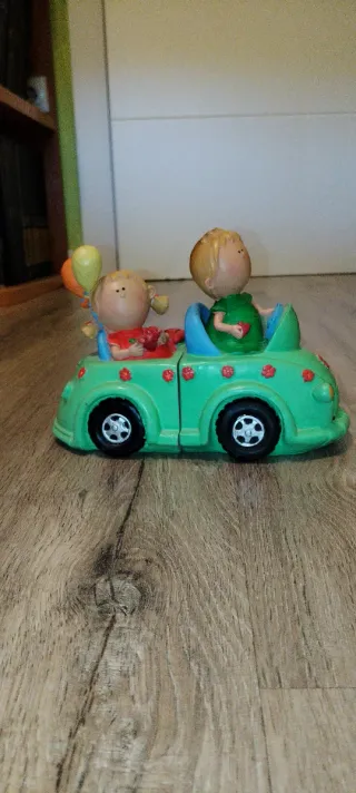 Coche de juguete con figuras