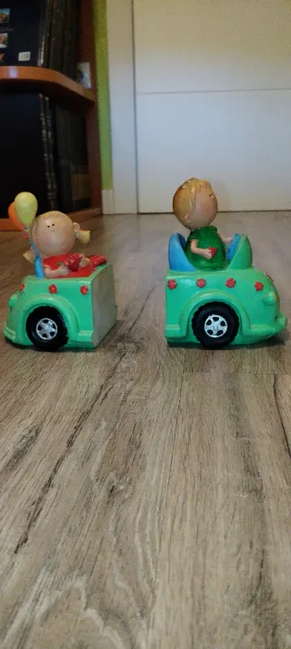 Coche de juguete con figuras