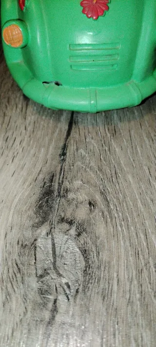 Coche de juguete con figuras