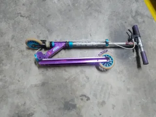 Patinete púrpura y azul