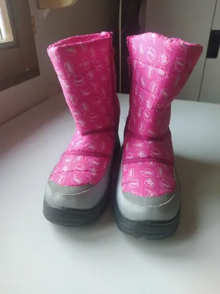 Botas de nieve rosas y grises, reflectantes