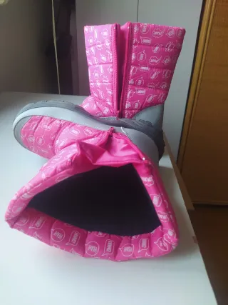 Botas de nieve rosas y grises, reflectantes
