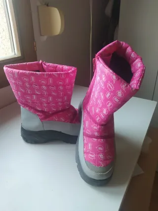 Botas de nieve rosas y grises, reflectantes