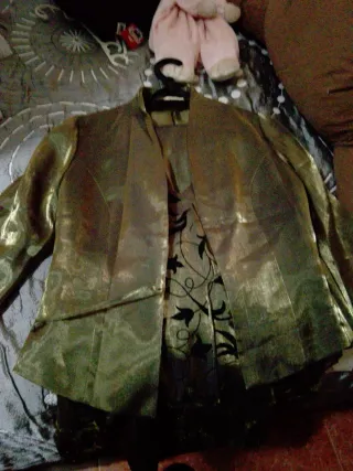 Conjunto de fiesta dorado y verde