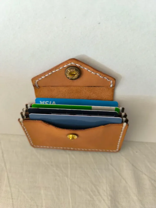 Tarjetero de piel hecho a mano