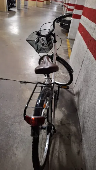 Bicicleta de paseo blanca