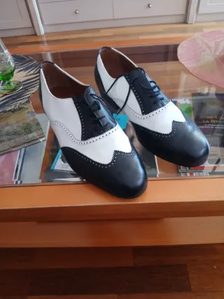 Zapatos de tango blanco y negro
