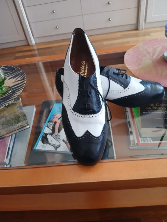 Zapatos de tango blanco y negro