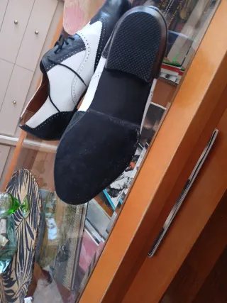 Zapatos de tango blanco y negro