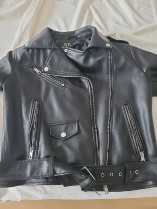 Chaqueta Zara efecto piel negra