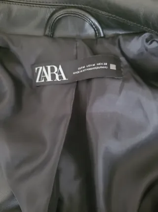 Chaqueta Zara efecto piel negra