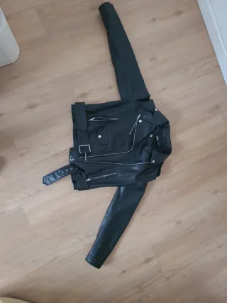 Chaqueta Zara efecto piel negra