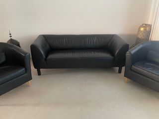 Sofá y sillones de cuero negro