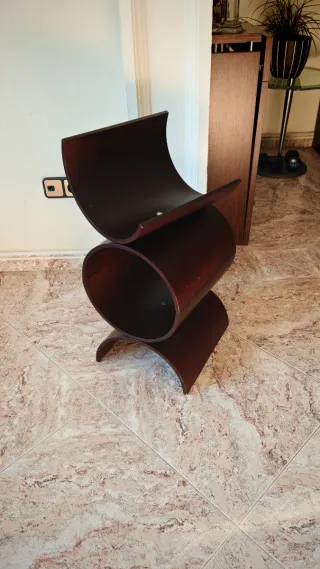 Revistero de madera curvo