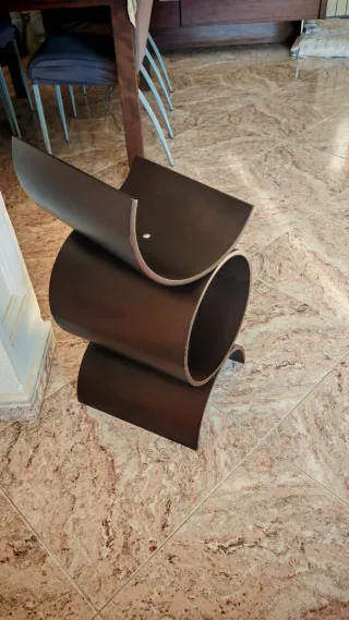 Revistero de madera curvo