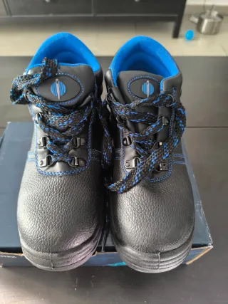 Botas de seguridad negras y azules